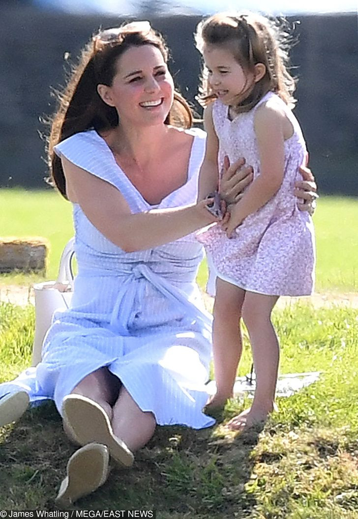 Nữ công tước xứ Cambridge mặc một chiếc váy sọc xanh trắng của Zara. Nó được bán với giá $69,99.