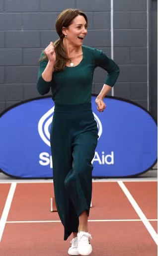 Tại một sự kiện thể thao, Nữ công tước xứ Cambridge mặc một chiếc áo len dệt kim trị giá $39,99 của Mango và một chiếc quần dài của Zara. Ngay cả đôi giày thể thao Marks &amp; Spencer cũng chỉ có giá $50.