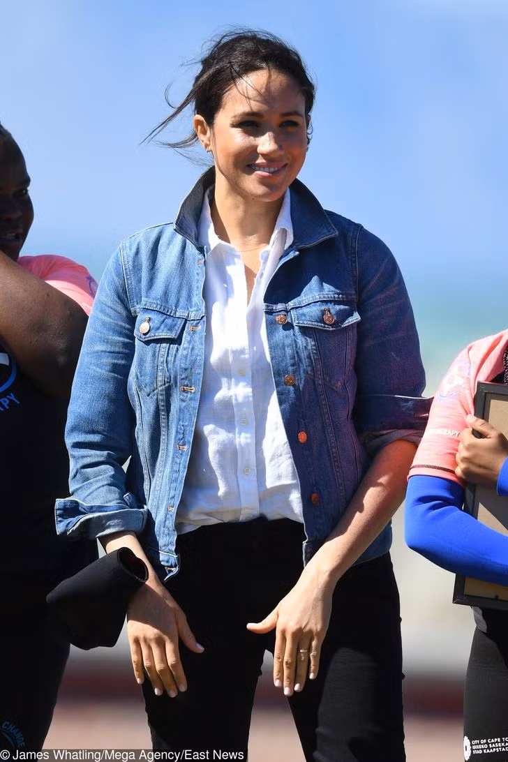 Trong chuyến công du Nam Phi của cô ấy vào năm 2019, Meghan Markle đã mặc chiếc áo khoác denim trị giá $118 của Madewell. Hiện bạn vẫn có thể tìm mua nó.