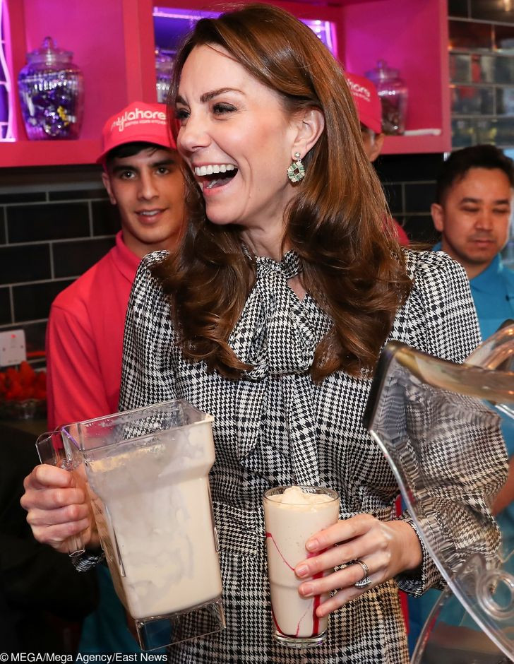 Năm 2020, Kate Middleton mặc chiếc váy Zara đen trắng in họa tiết houndstooth này. Giá ban đầu của nó là $123, sau đó được giảm giá $22. Hiện tại, nó đã được bán hết hàng.