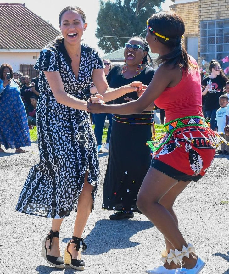 Trong chuyến công du ở Nam Phi vào năm 2019, Meghan Markle đã mặc chiếc váy trị giá $85 của Mayamiko.