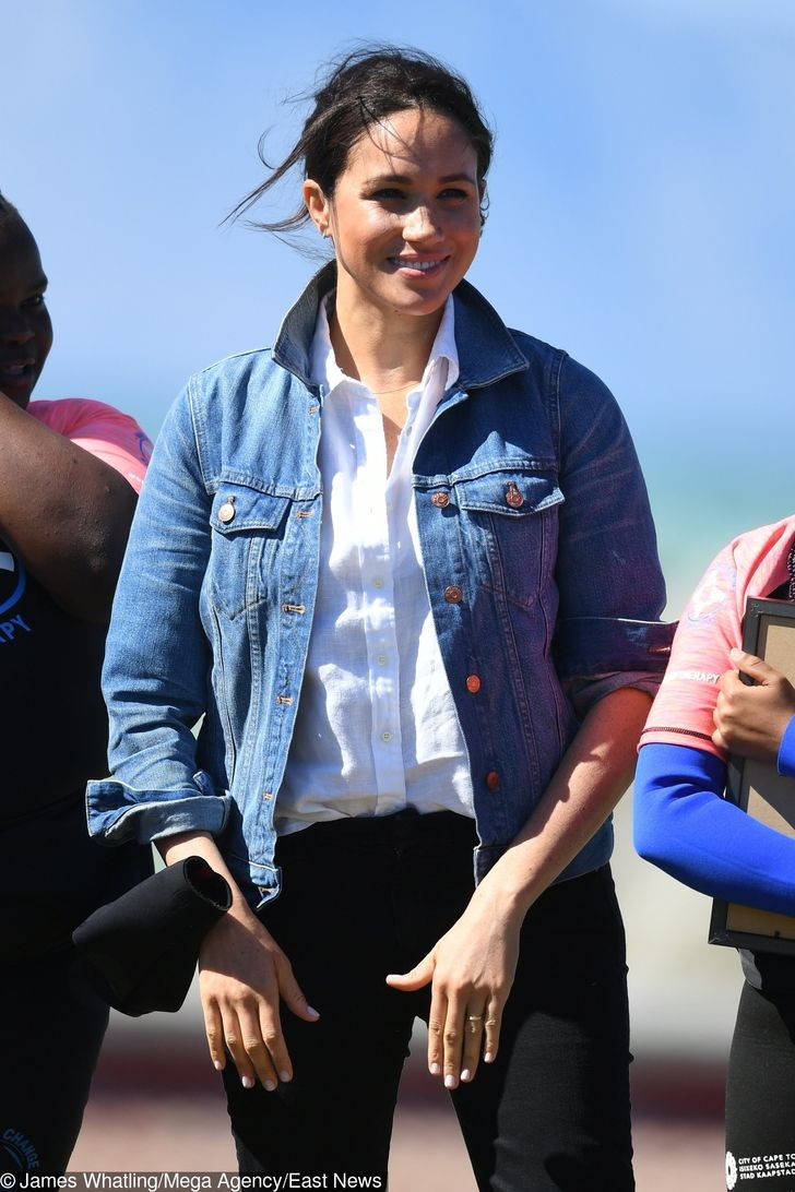 Trong chuyến công du Nam Phi của cô ấy vào năm 2019, Meghan Markle đã mặc chiếc áo khoác denim trị giá $118 của Madewell. Hiện bạn vẫn có thể tìm mua nó.