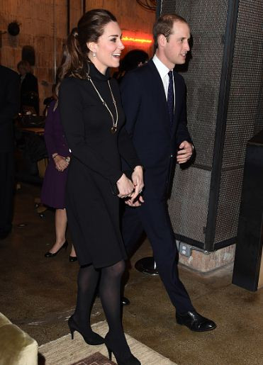 Kate Middleton đã mặc chiếc váy cao cổ màu đen trị giá $79 này của Seraphine vào năm 2014 tại một buổi dạ tiệc ở New York. Hiện nó vẫn được bán.