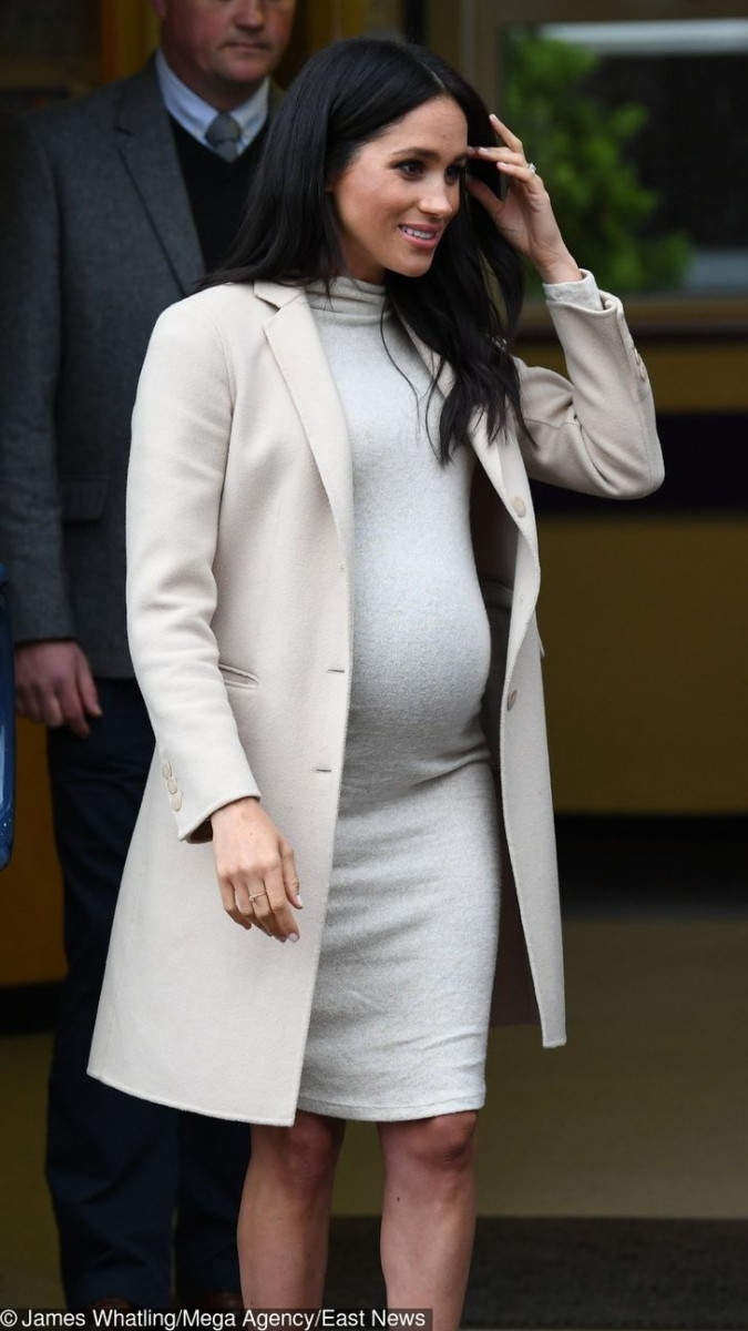 Meghan Markle chọn một chiếc váy dệt kim trị giá $34,99 từ bộ sưu tập dành cho bà bầu của H&amp;M. Bạn vẫn có thể mua nó với giá chiết khấu là $8,99.