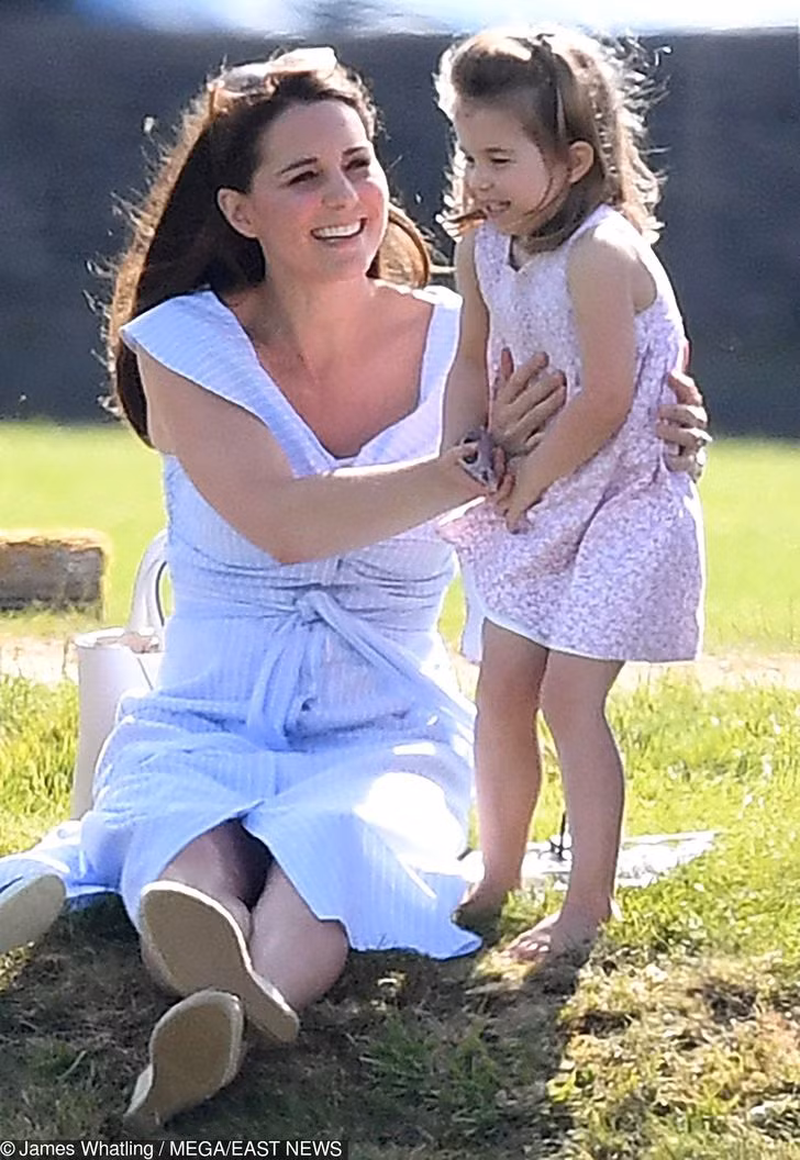 Nữ công tước xứ Cambridge mặc một chiếc váy sọc xanh trắng của Zara. Nó được bán với giá $69,99.