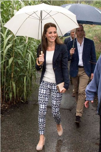 Nữ công tước xứ Cambridge chọn một chiếc quần của GAP cho chuyến thăm Cornwall năm 2016. Chiếc quần có giá khoảng $30.