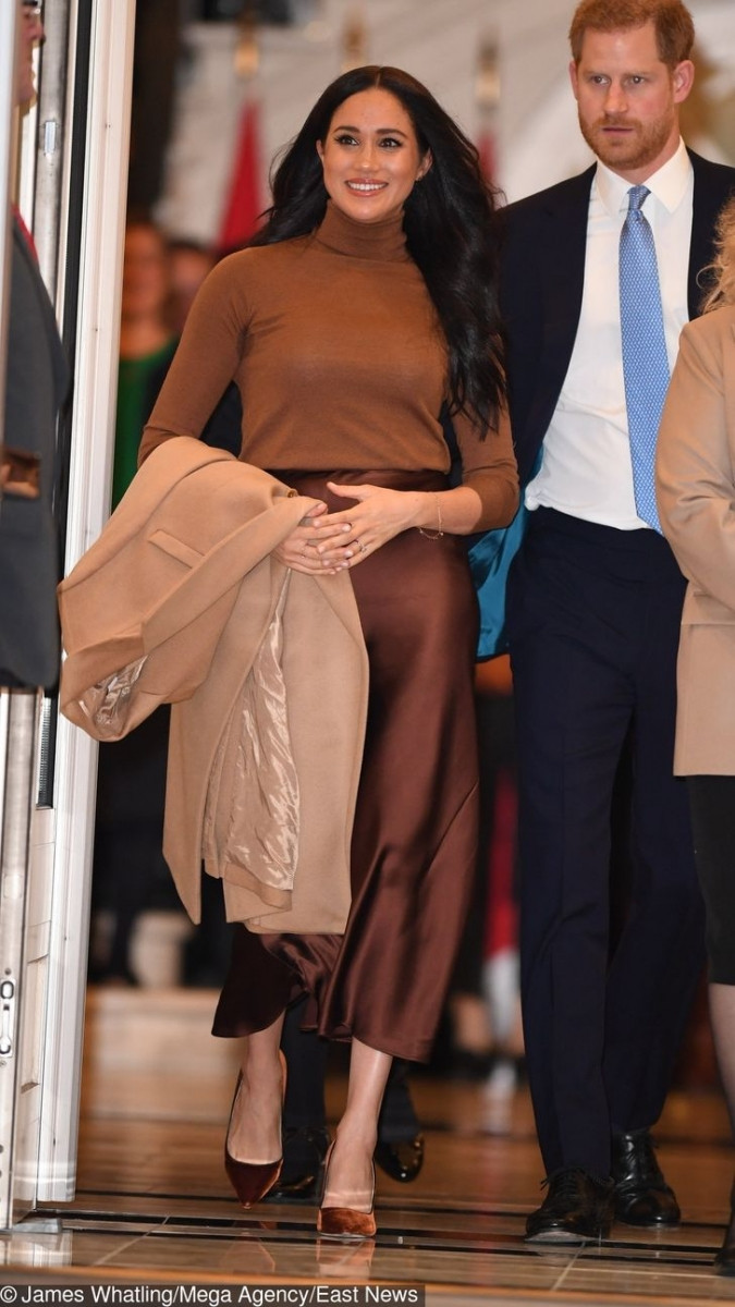 Vào tháng 1/2020, Meghan Markle mặc chiếc áo len trị giá $68 của Massimo Dutti cho chuyến thăm đến London.