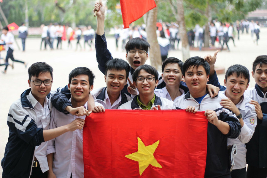 Học sinh thể hiện tình yêu dành cho môn thể thao vua. Ảnh: Fanpage trường