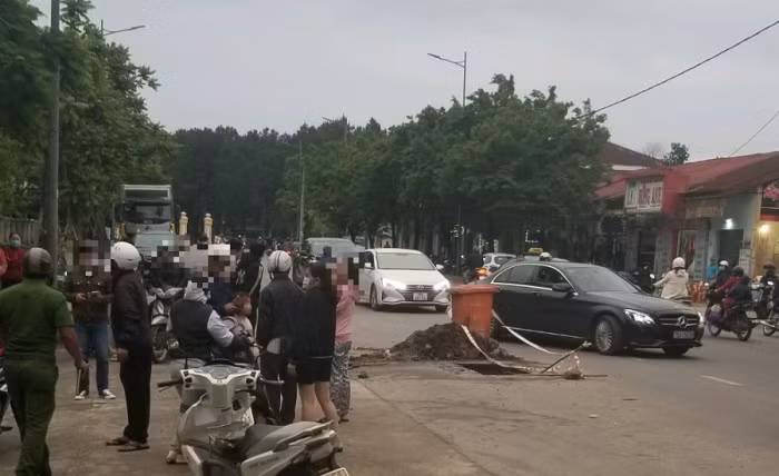 Hố ga được cảnh báo bằng một thùng rác màu vàng và 2 sợi dây phản quang rất sơ sài. Ảnh: Hue-S.