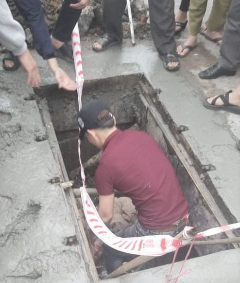 Cú tông khiến chị X. rơi xuống nằm lọt dưới hố ga, ngất xỉu. Ảnh: Hue-S. Cú tông khiến chị X. rơi xuống nằm lọt dưới hố ga, ngất xỉu. Ảnh: Hue-S.