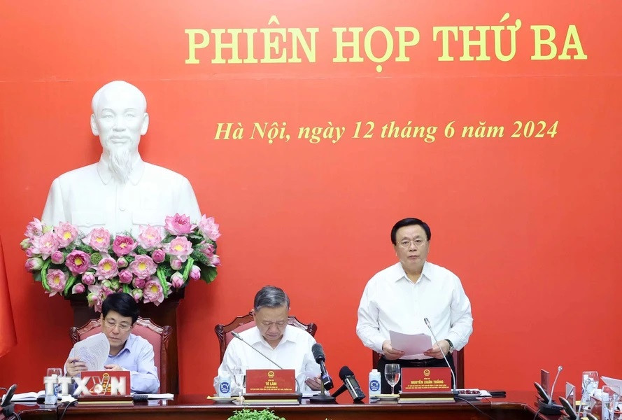 Ủy viên Bộ Chính trị, Chủ tịch Hội đồng Lý luận Trung ương, Giám đốc Học viện Chính trị Quốc gia Hồ Chí Minh Nguyễn Xuân Thắng, Phó trưởng Ban Chỉ đạo tổng kết 40 năm Đổi mới trình bày báo cáo. (Ảnh: Nhan Sáng/TTXVN) Ủy viên Bộ Chính trị, Chủ tịch Hội đồng Lý luận Trung ương, Giám đốc Học viện Chính trị Quốc gia Hồ Chí Minh Nguyễn Xuân Thắng, Phó trưởng Ban Chỉ đạo tổng kết 40 năm Đổi mới trình bày báo cáo. (Ảnh: Nhan Sáng/TTXVN)