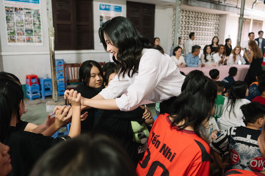 Ý Nhi giao lưu cùng các em nhỏ. Ý Nhi giao lưu cùng các em nhỏ.