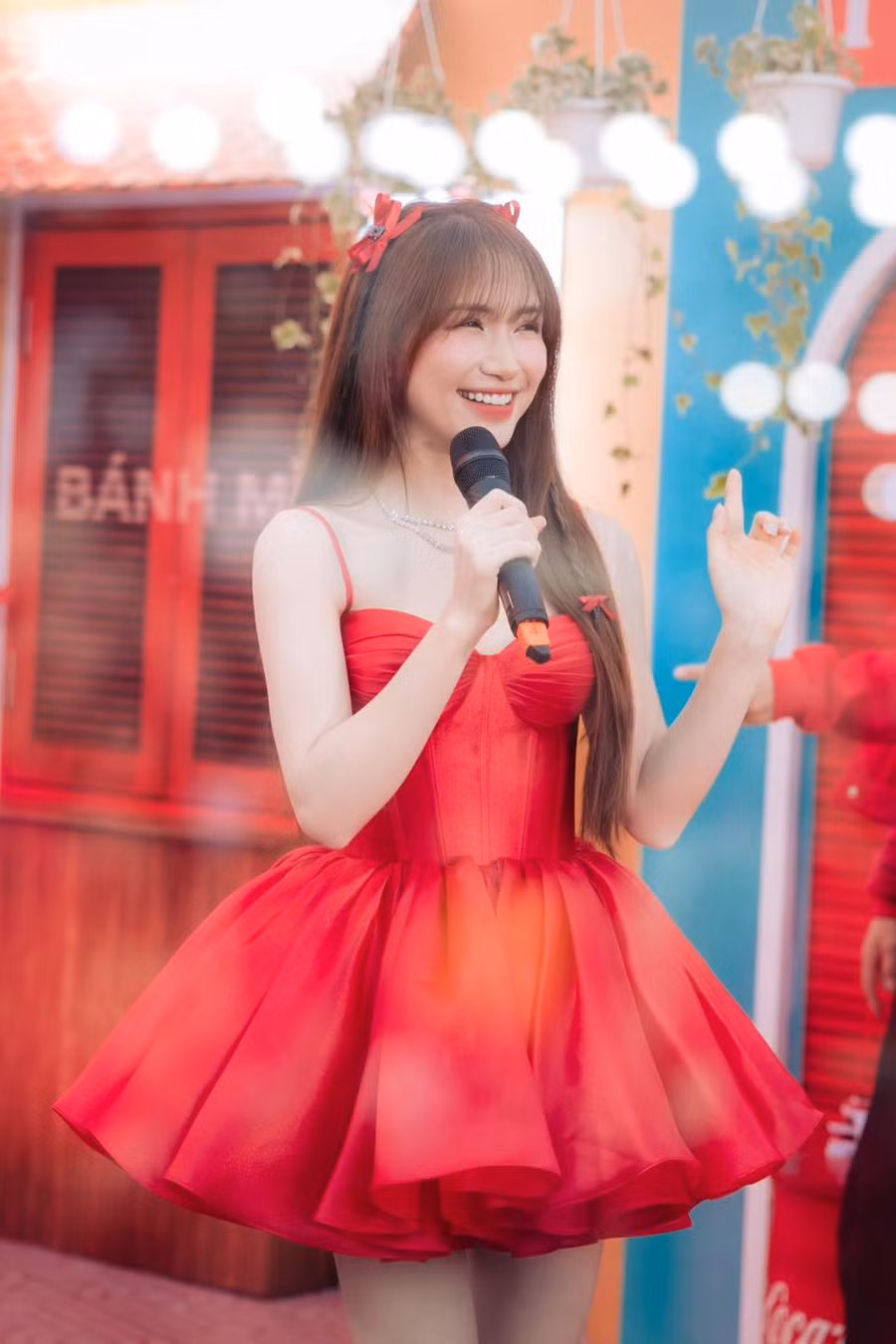 Hòa Minzy từng công khai mối quan hệ với thiếu gia Minh Hải. Cặp đôi có với nhau một cậu con trai vô cùng đáng yêu.