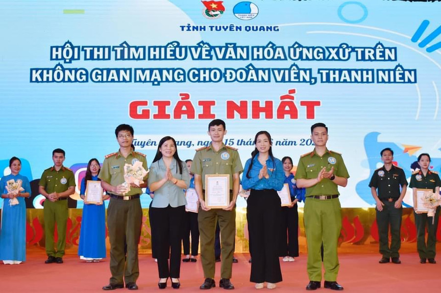 Ban tổ chức trao giải.