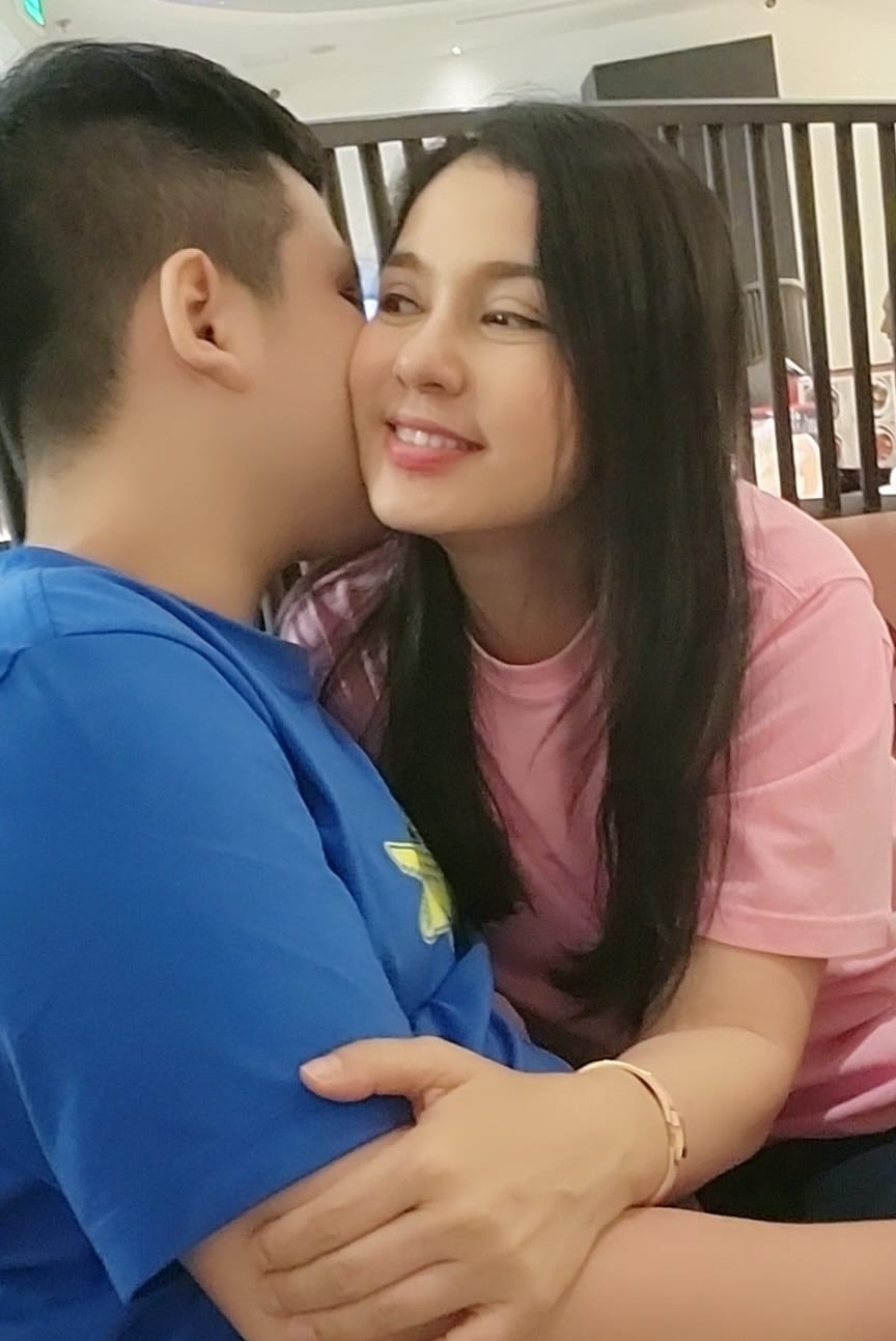 Việt Trinh quyết định làm mẹ đơn thân và giấu kín dung mạo con trai. Việt Trinh quyết định làm mẹ đơn thân và giấu kín dung mạo con trai.