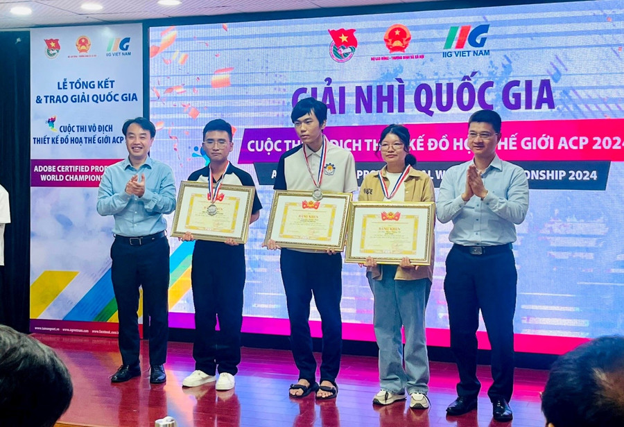 Ban tổ chức trao giải Nhì cho các thí sinh đoạt giải.