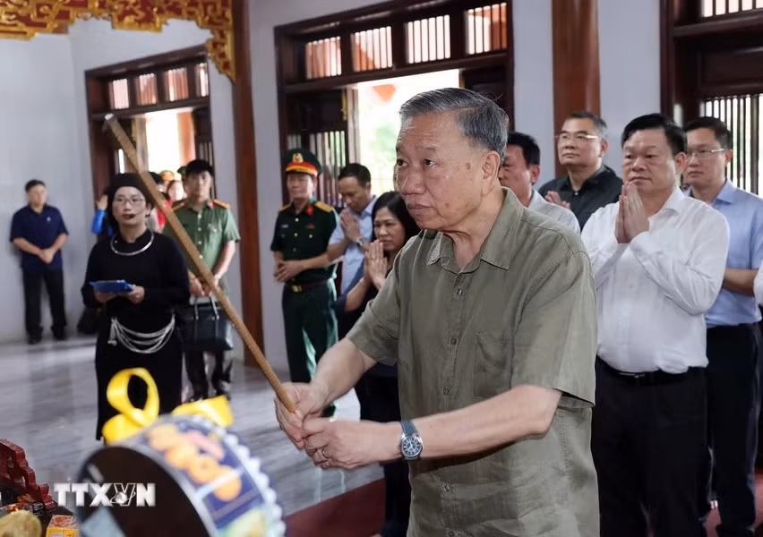 Chủ tịch nước Tô Lâm dâng hương tưởng niệm Chủ tịch Hồ Chí Minh. (Ảnh: Nhan Sáng/TTXVN)