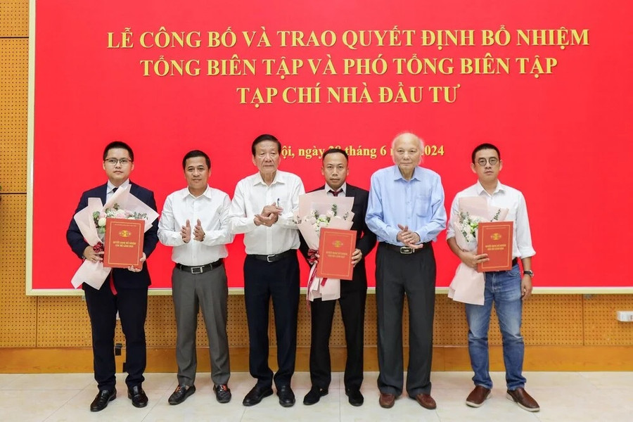 Ban Biên tập Tạp chí Nhà đầu tư nhiệm kỳ mới chụp ảnh lưu niệm cùng GS.TSKH Nguyễn Mại và TS. Nguyễn Anh Tuấn.
