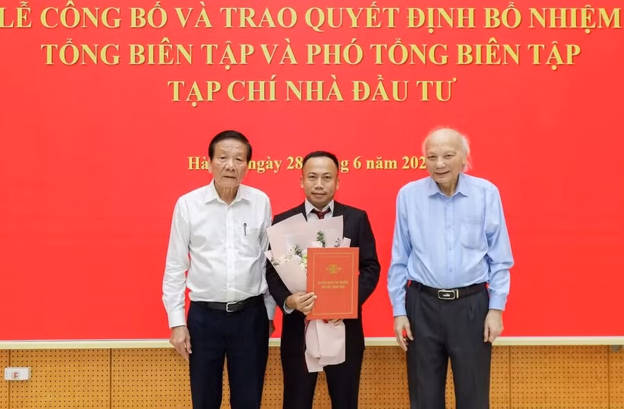 GS.TSKH Nguyễn Mại, Chủ tịch Hiệp hội VAFIE, TS. Nguyễn Anh Tuấn, Phó Chủ tịch VAFIE, Tổng biên tập tiền nhiệm Tạp chí Nhà đầu tư trao quyết định Bổ nhiệm ông Phạm Đức Sơn làm Tổng biên tập Tạp chí Nhà đầu tư.