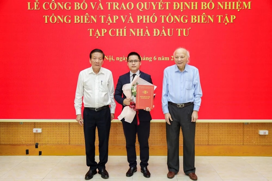 Lãnh đạo Hiệp hội VAFIE trao quyết định bổ nhiệm ông Võ Tá Quỳnh giữ chức vụ Phó Tổng Biên tập Tạp chí Nhà đầu tư.