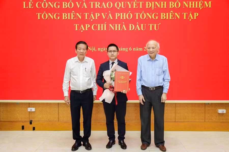 Lãnh đạo Hiệp hội VAFIE trao quyết định bổ nhiệm ông Võ Tá Quỳnh giữ chức vụ Phó Tổng Biên tập Tạp chí Nhà đầu tư.