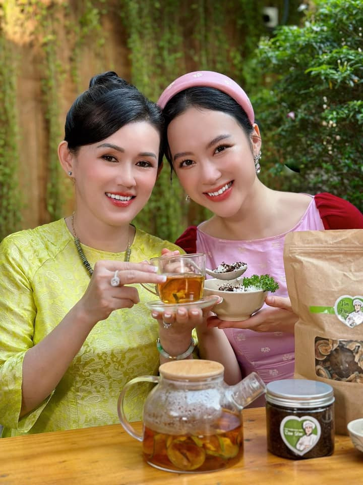 Angela Phương Trinh và mẹ ruột. Angela Phương Trinh và mẹ ruột.