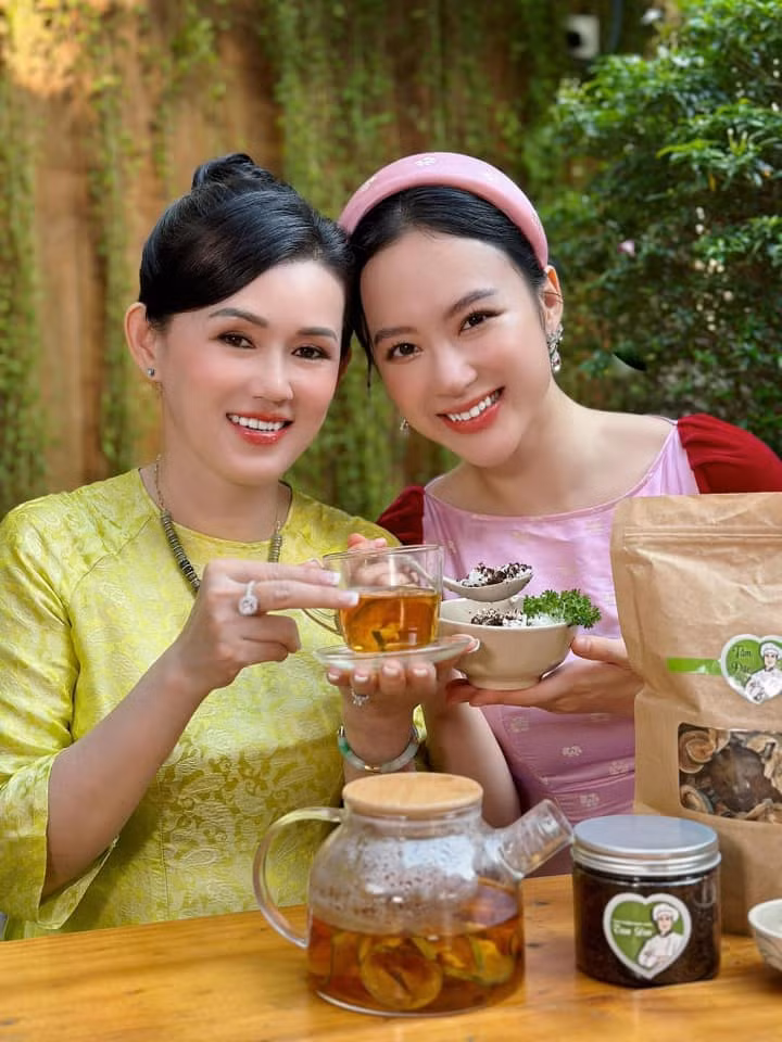 Angela Phương Trinh và mẹ ruột.