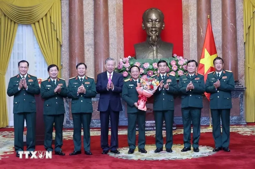 Chủ tịch nước Tô Lâm và các lãnh đạo trong Quân ủy Trung ương - Bộ Quốc phòng chúc mừng Thượng tướng Trịnh Văn Quyết. (Ảnh: Nhan Sáng/TTXVN)