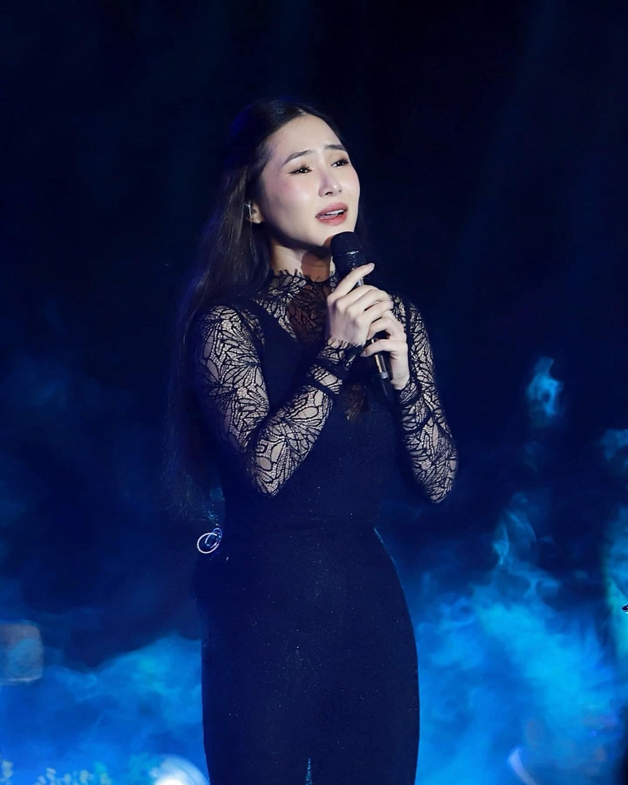 Hương Tràm tố cáo người tung tin đồn mình sang Mỹ sinh con.