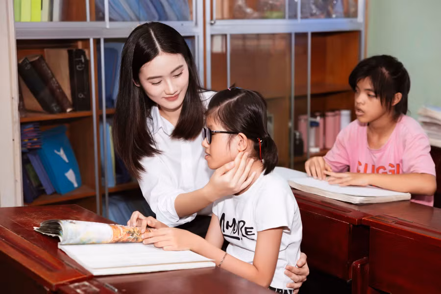 Hoa hậu Ý Nhi trao gửi yêu thương đến các em nhỏ trong ngày đầu về nước. Hoa hậu Ý Nhi trao gửi yêu thương đến các em nhỏ trong ngày đầu về nước.