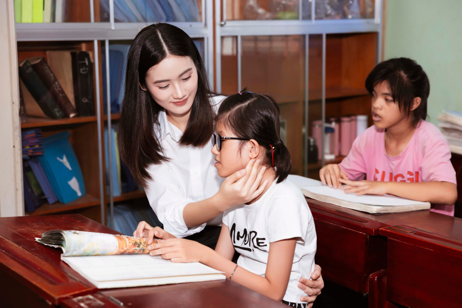 Hoa hậu Ý Nhi trao gửi yêu thương đến các em nhỏ trong ngày đầu về nước. Hoa hậu Ý Nhi trao gửi yêu thương đến các em nhỏ trong ngày đầu về nước.