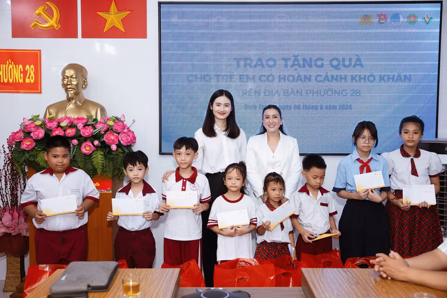 Hoa hậu Ý Nhi tiếp tục trao gửi yêu thương cho các em nhỏ khó khăn của Phường 28 Quận Bình Thạnh. Hoa hậu Ý Nhi tiếp tục trao gửi yêu thương cho các em nhỏ khó khăn của Phường 28 Quận Bình Thạnh.