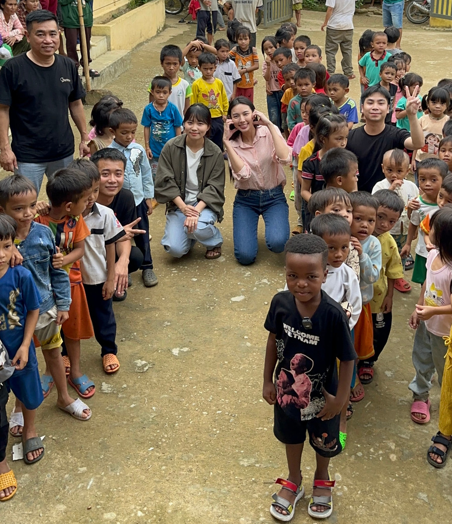 Thùy Tiên mang điện lên hai điểm trường tại Quảng Nam. Thùy Tiên mang điện lên hai điểm trường tại Quảng Nam.