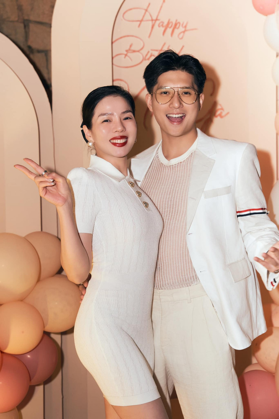 Lệ Quyên và tình trẻ Lâm Bảo Châu. Lệ Quyên và tình trẻ Lâm Bảo Châu.