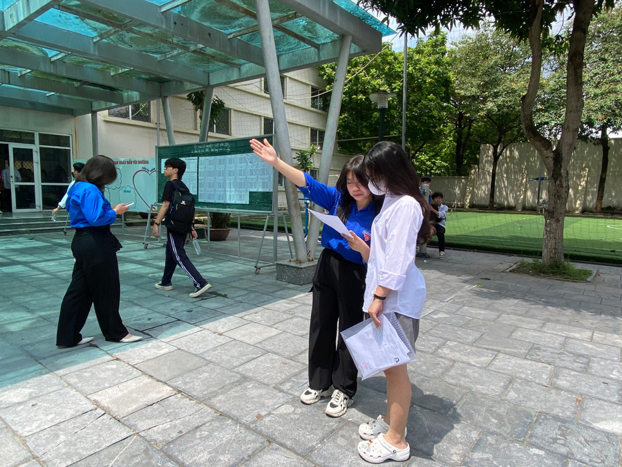 Tình nguyện viên của chương trình Tiếp sức mùa thi 2024 nhiệt tình giúp đỡ các bạn thí sinh.