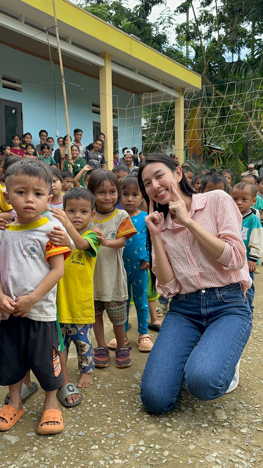 Không chỉ mang điện, Thùy Tiên còn tổ chức nấu ăn cho trẻ em vùng cao. Không chỉ mang điện, Thùy Tiên còn tổ chức nấu ăn cho trẻ em vùng cao.