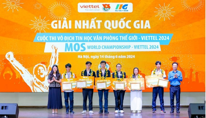 BTC trao giải cho các thí sinh đoạt giải tại cuộc thi. BTC trao giải cho các thí sinh đoạt giải tại cuộc thi.