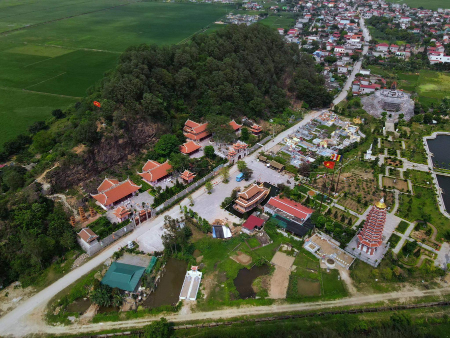 Núi Hổ Sơn được biết tới là nơi sống và hóa thân của Công chúa Huyền Trân. Núi Hổ Sơn được biết tới là nơi sống và hóa thân của Công chúa Huyền Trân.