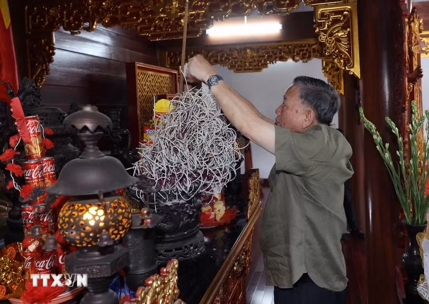 Chủ tịch nước Tô Lâm dâng hương tưởng niệm Chủ tịch Hồ Chí Minh. (Ảnh: Nhan Sáng/TTXVN)