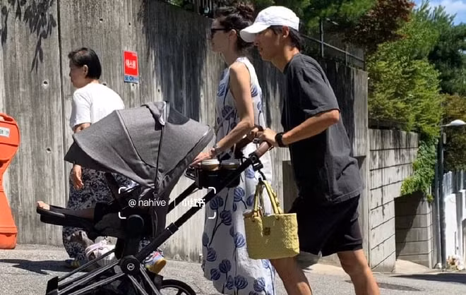 Cách nuôi dạy, chăm sóc con trai của Song Joong Ki gây chú ý sau khi bị phát hiện đi cùng vợ để đẩy xe em bé.