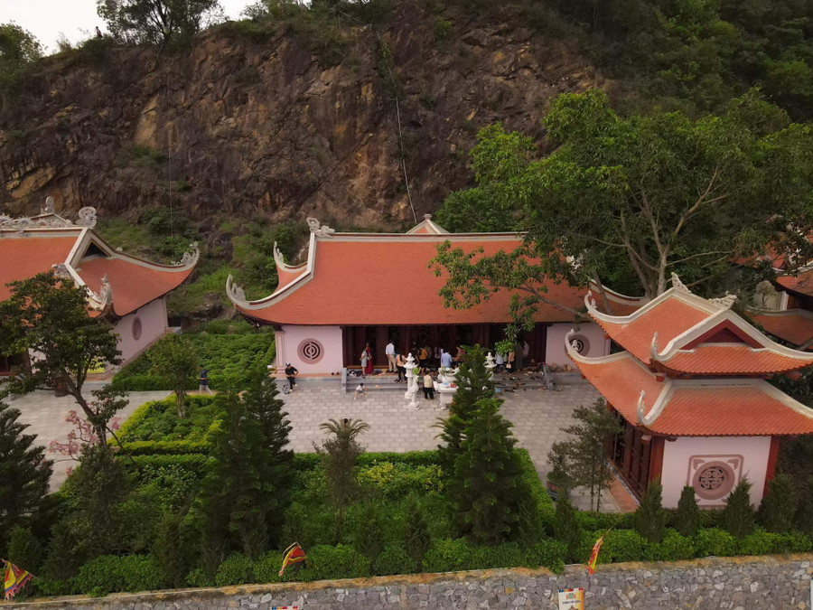 Người dân tới dâng hương tưởng nhớ Công chúa Huyền Trân. Người dân tới dâng hương tưởng nhớ Công chúa Huyền Trân.