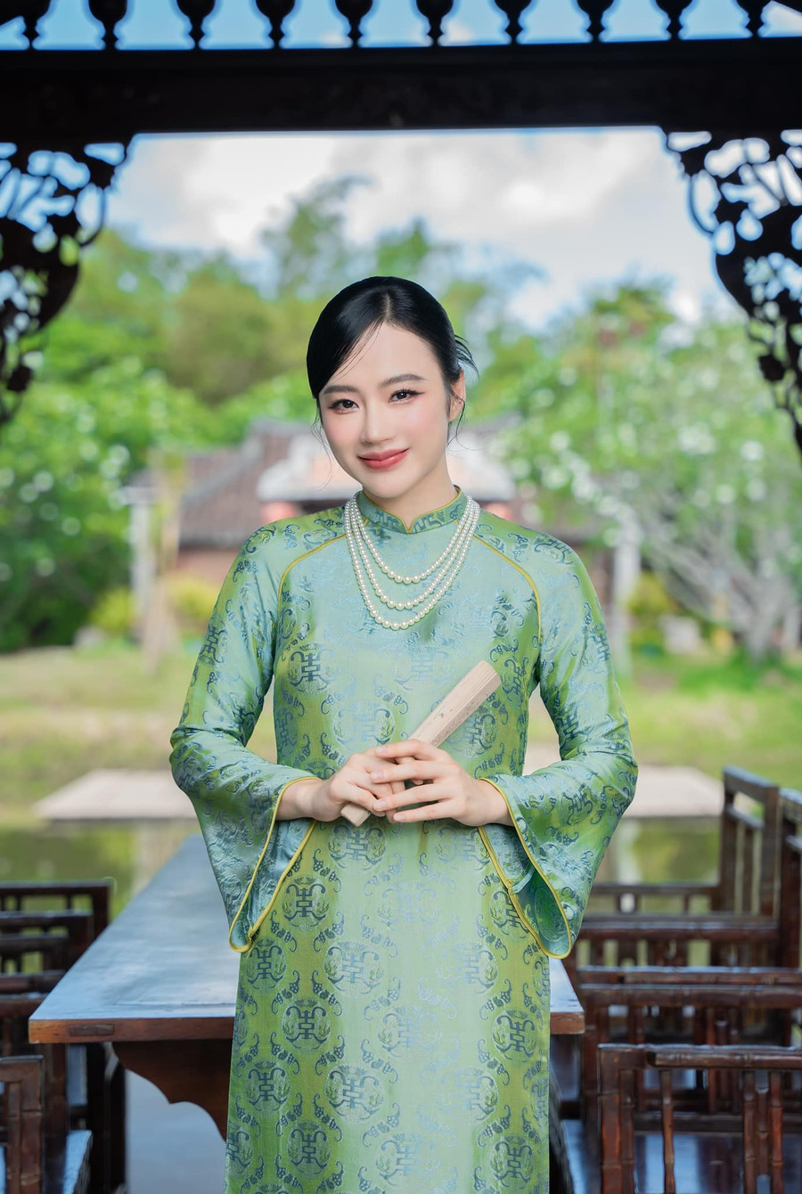 Bố Angela Phương Trinh cho rằng, con gái không còn là chính mình.