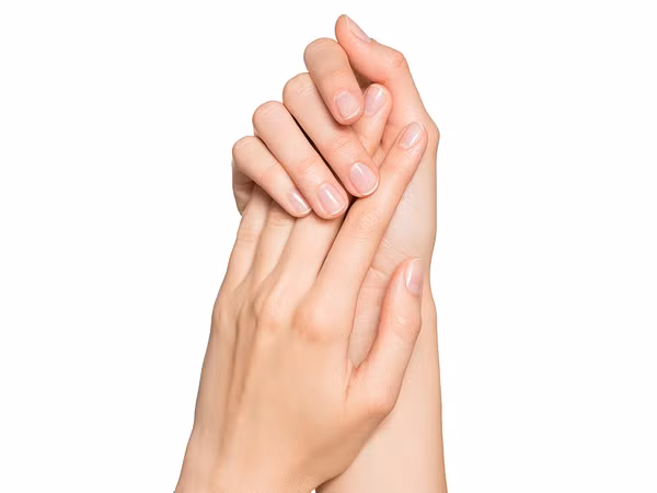 Mẹo số 6: Đảm bảo rằng bạn giữ chân và tay khô ráo và lau khô ngay sau khi rửa nước trong mùa đông, để giữ ấm.