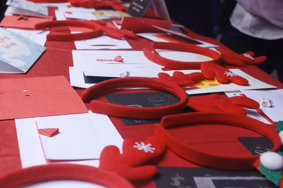 Những chiếc thiệp xinh xắn bày bán tại hội chợ.