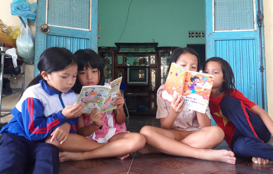 Nhiều em nhỏ thường xuyên qua nhà thầy Sa đọc sách. Nhiều em nhỏ thường xuyên qua nhà thầy Sa đọc sách.