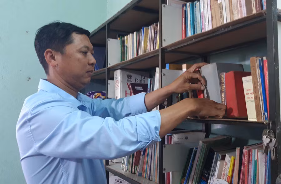 Thầy Sa nâng niu, phủi bụi cho từng cuốn sách.