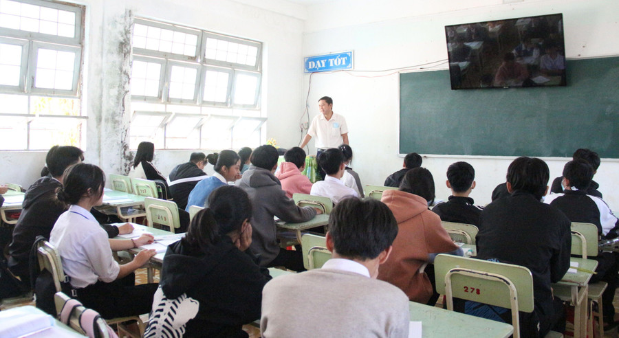Tiết Ngữ văn của thầy Nguyễn Bách Sa tại ngôi trường mới. Tiết Ngữ văn của thầy Nguyễn Bách Sa tại ngôi trường mới.