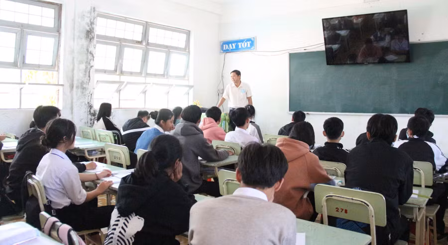 Tiết Ngữ văn của thầy Nguyễn Bách Sa tại ngôi trường mới.