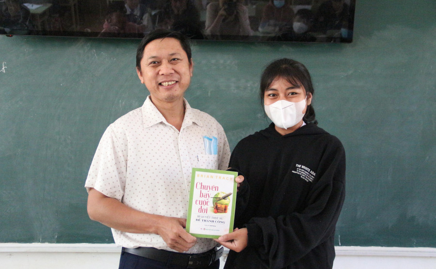 Thầy Sa chắt chiu, tiết kiệm tiền để mua từng cuốn sách tặng học sinh. Thầy Sa chắt chiu, tiết kiệm tiền để mua từng cuốn sách tặng học sinh.