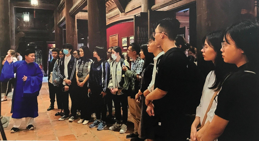 Sinh viên Hán Nôm đi thực tế tại Văn Miếu - Quốc Tử Giám.